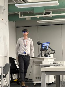 Gwijde using HoloLens with students